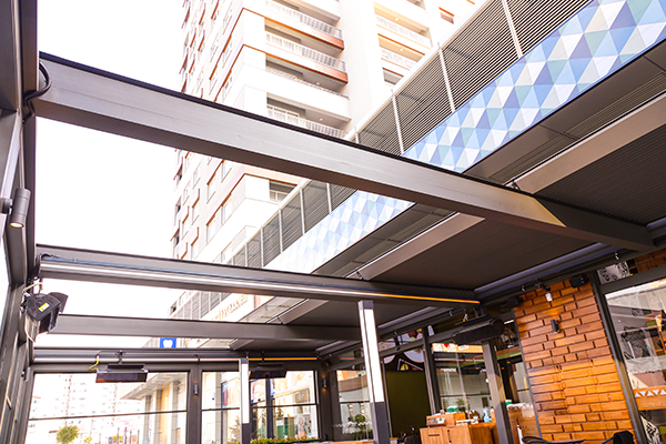 Restaurant retractable louvered pergola
