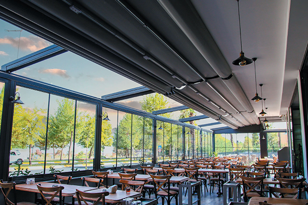 Restaurant retractable pergola